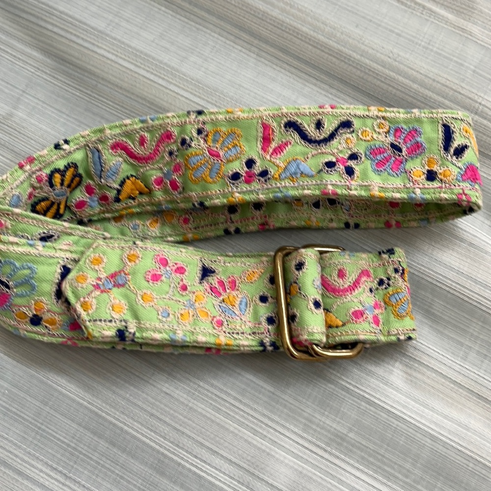 Beautiful embroidered fabric belt with brass ring buckle - size small - Picture 2 of 10
